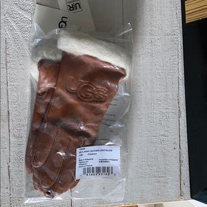 Uggs gloves, classic leather logo in chestnut.